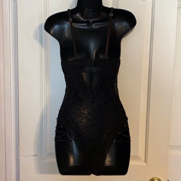 “FREDERICK’S OF HOLLYWOOD” Strappy Lace Teddy - Picture 15 of 16